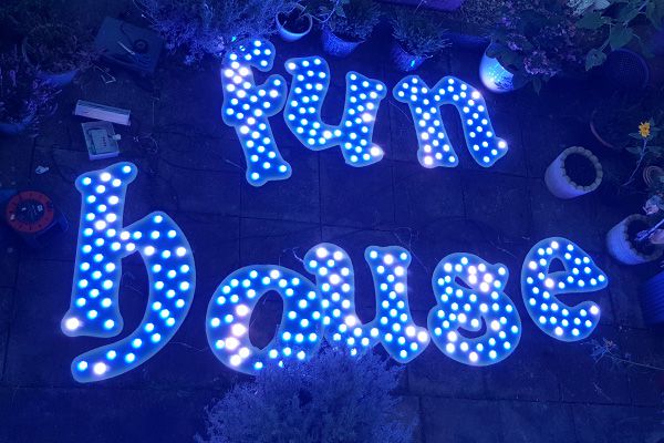 和记官网照明的娱光灯用在英国游乐装备展示